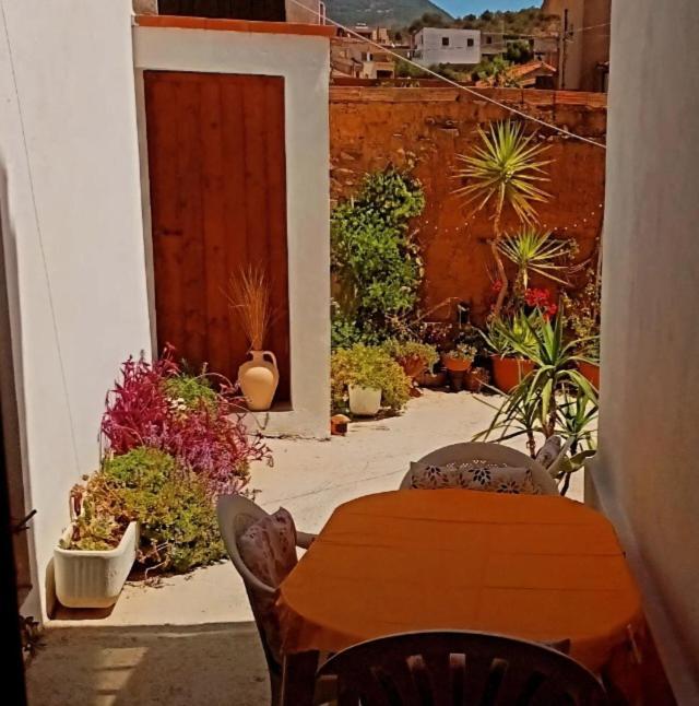 A Casa Di Nonna Iun Q2951 Villa Fluminimaggiore Bagian luar foto